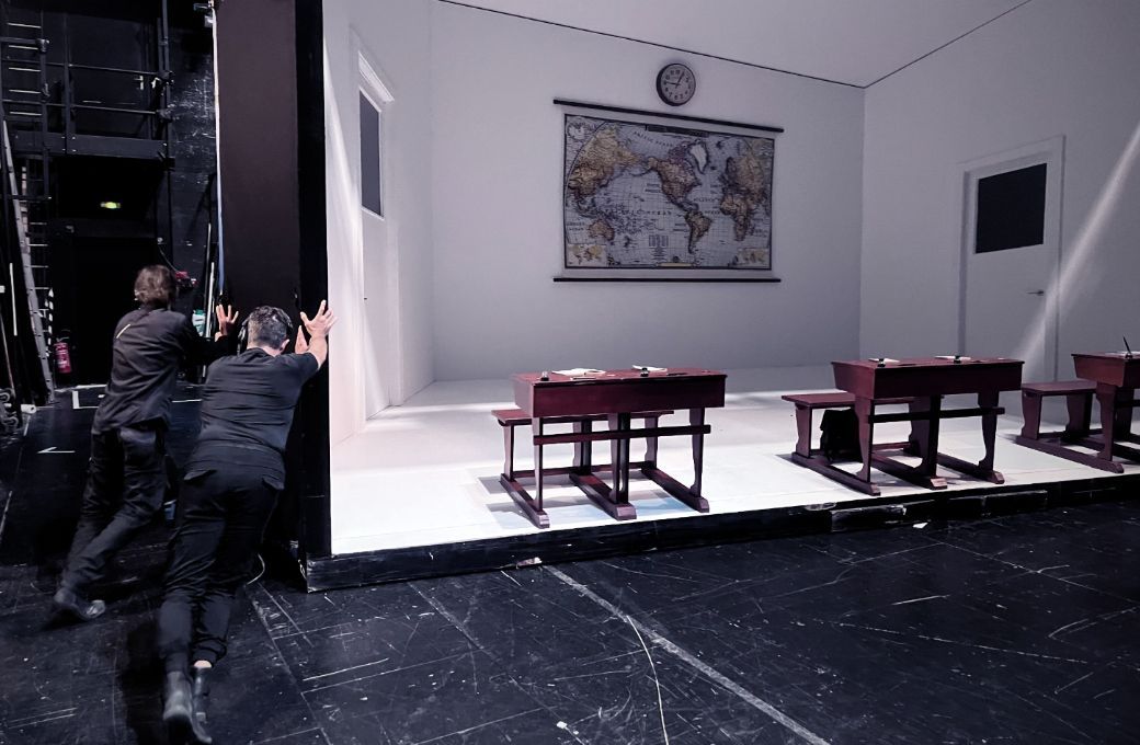 Mise en place du d&eacute;cor du deuxi&egrave;me acte des <i>Contes d'Hoffmann</i> &agrave; l'Op&eacute;ra de Lyon &copy; Tristan Labouret / Bachtrack