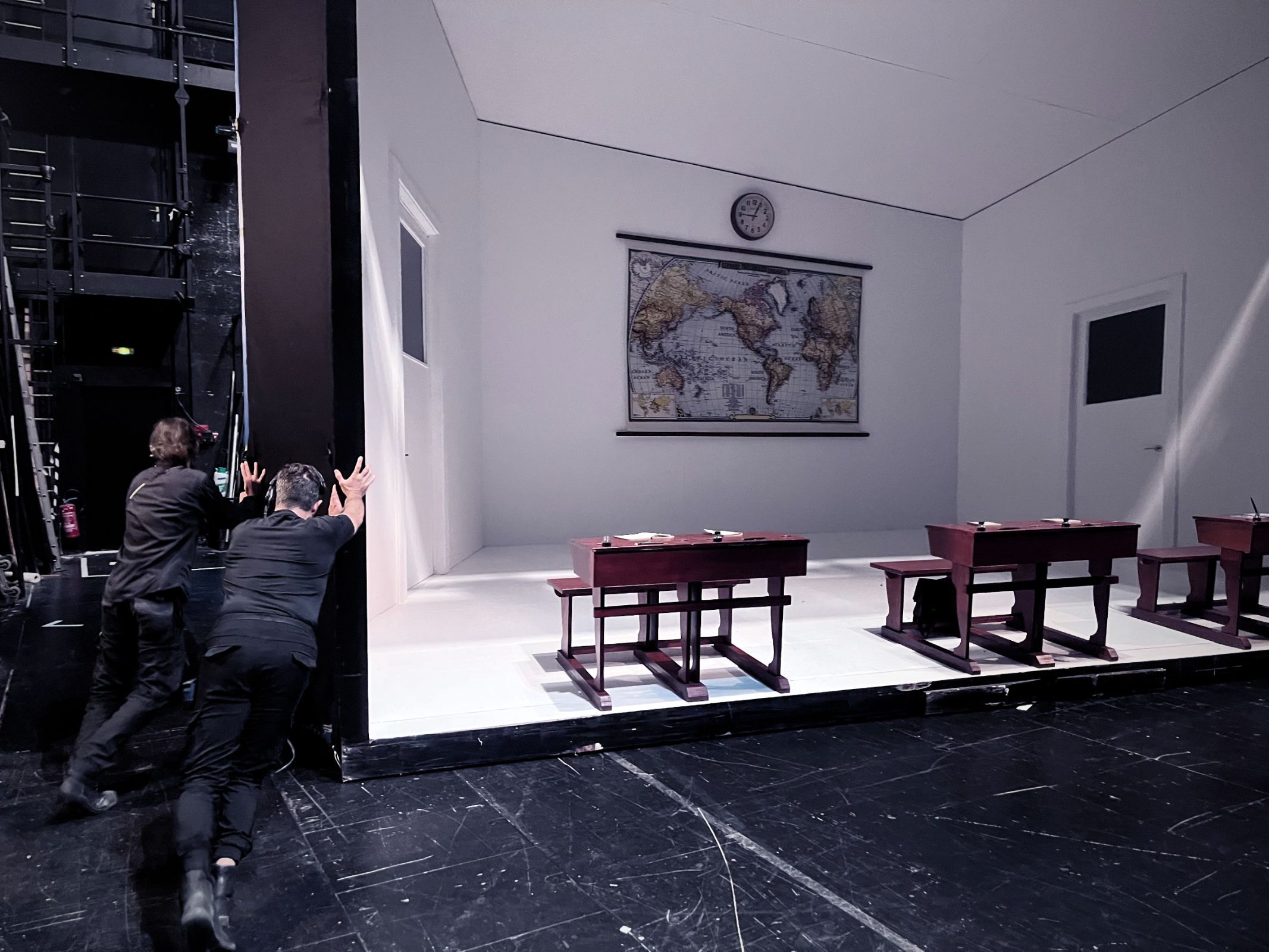 Mise en place du décor du deuxième acte des <i>Contes d'Hoffmann</i> à l'Opéra de Lyon &copy; Tristan Labouret / Bachtrack