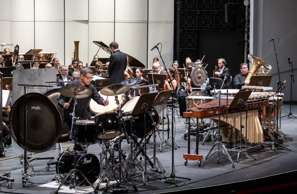 Paco Díaz, percusión, y Eduardo Martín, tuba, durante la interpretación del estreno de Nino Díaz © Miguel Barreto | Auditorio de Tenerife