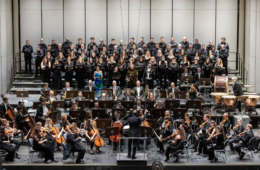 Coro Titular Intermezzo, Orquesta Sinfónica de Tenerife y solistas con Pablo González en el podio © Miguel Barreto | Auditorio de Tenerife