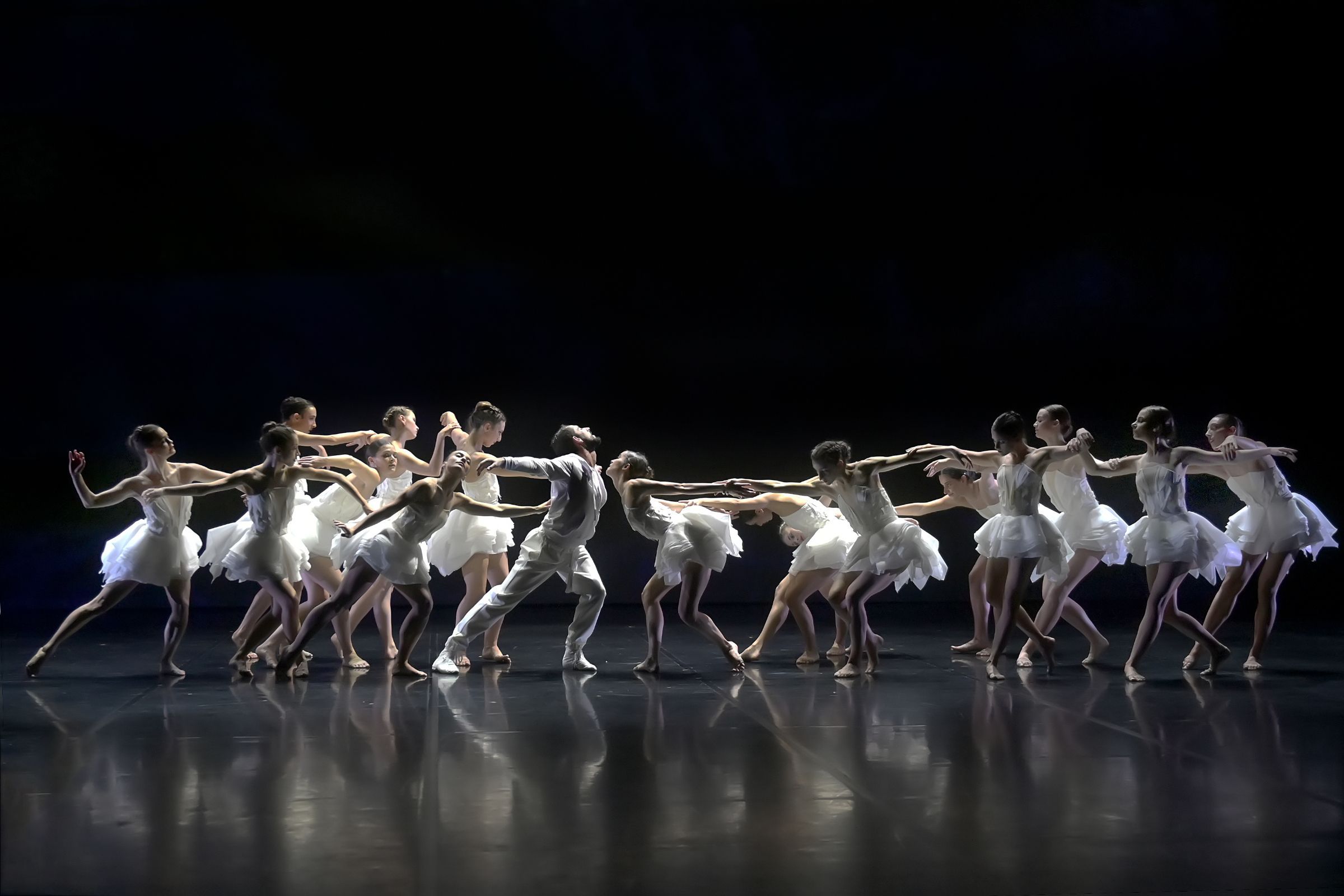 Le <i>Lac des cygnes</i> d'Angelin Preljocaj &copy; JC Carbonne