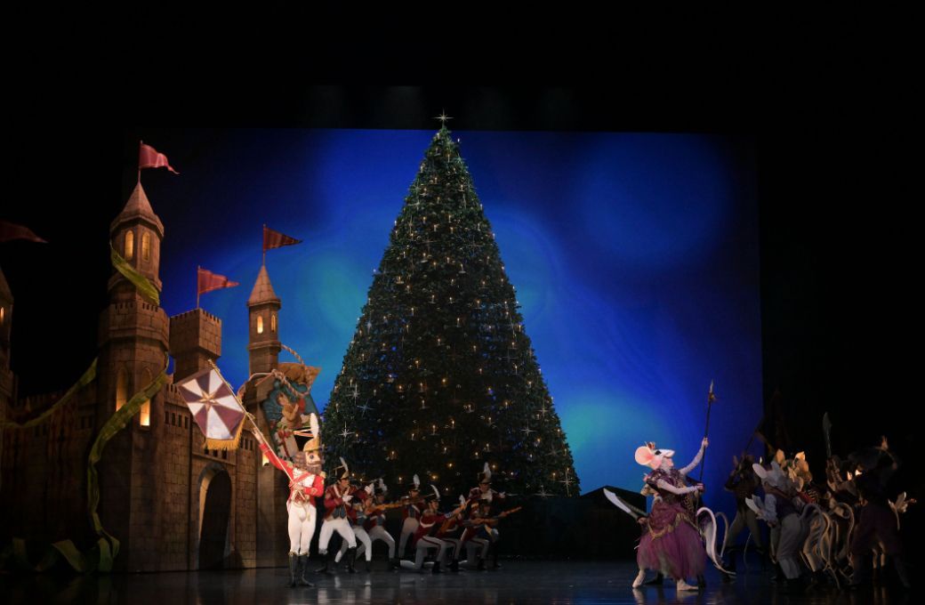 National Ballet of Japan in Will Tuckett's <i>The Nutcracker</i> &copy; Takashi Shikama