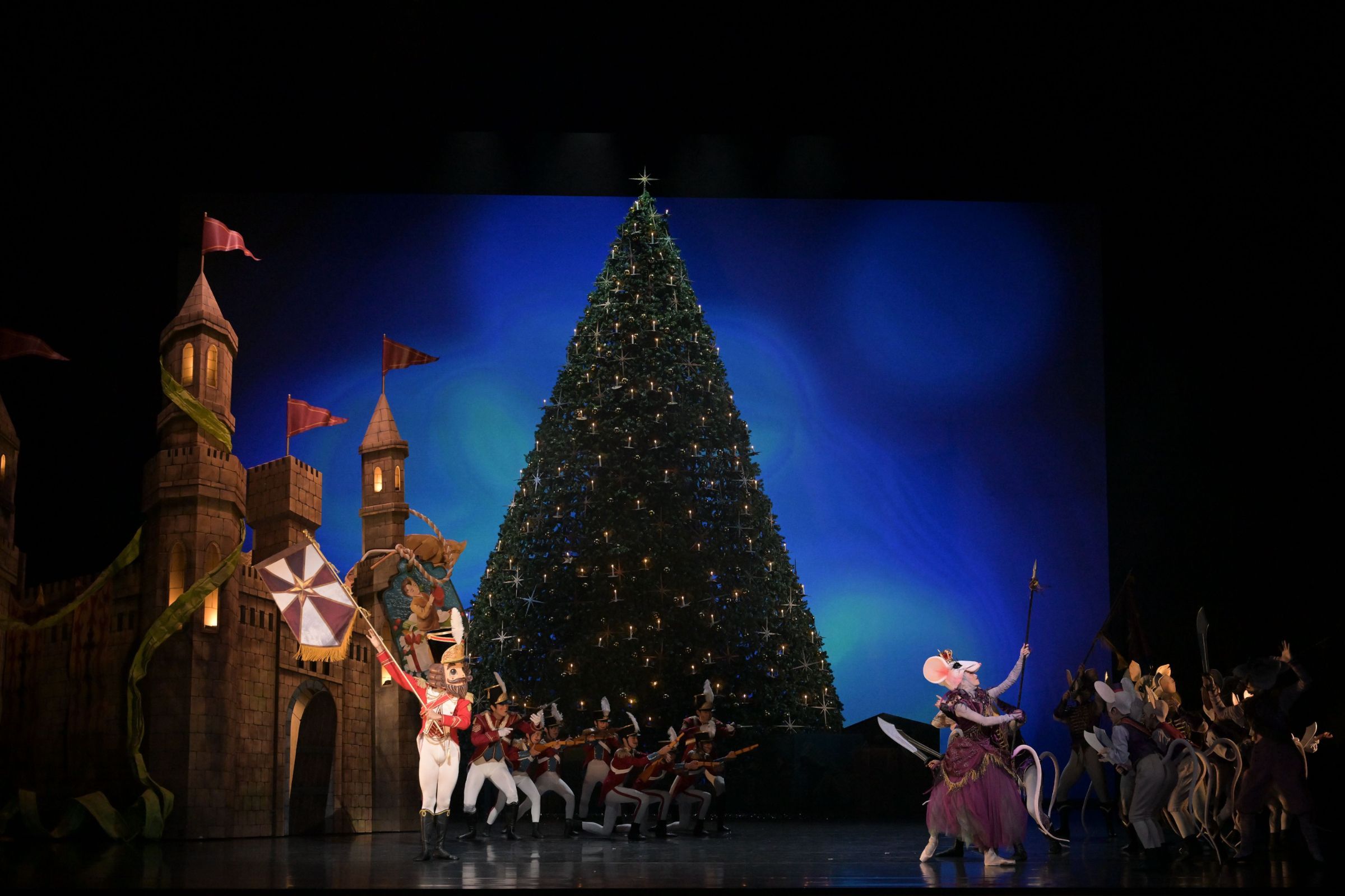 National Ballet of Japan in Will Tuckett's <i>The Nutcracker</i> &copy; Takashi Shikama