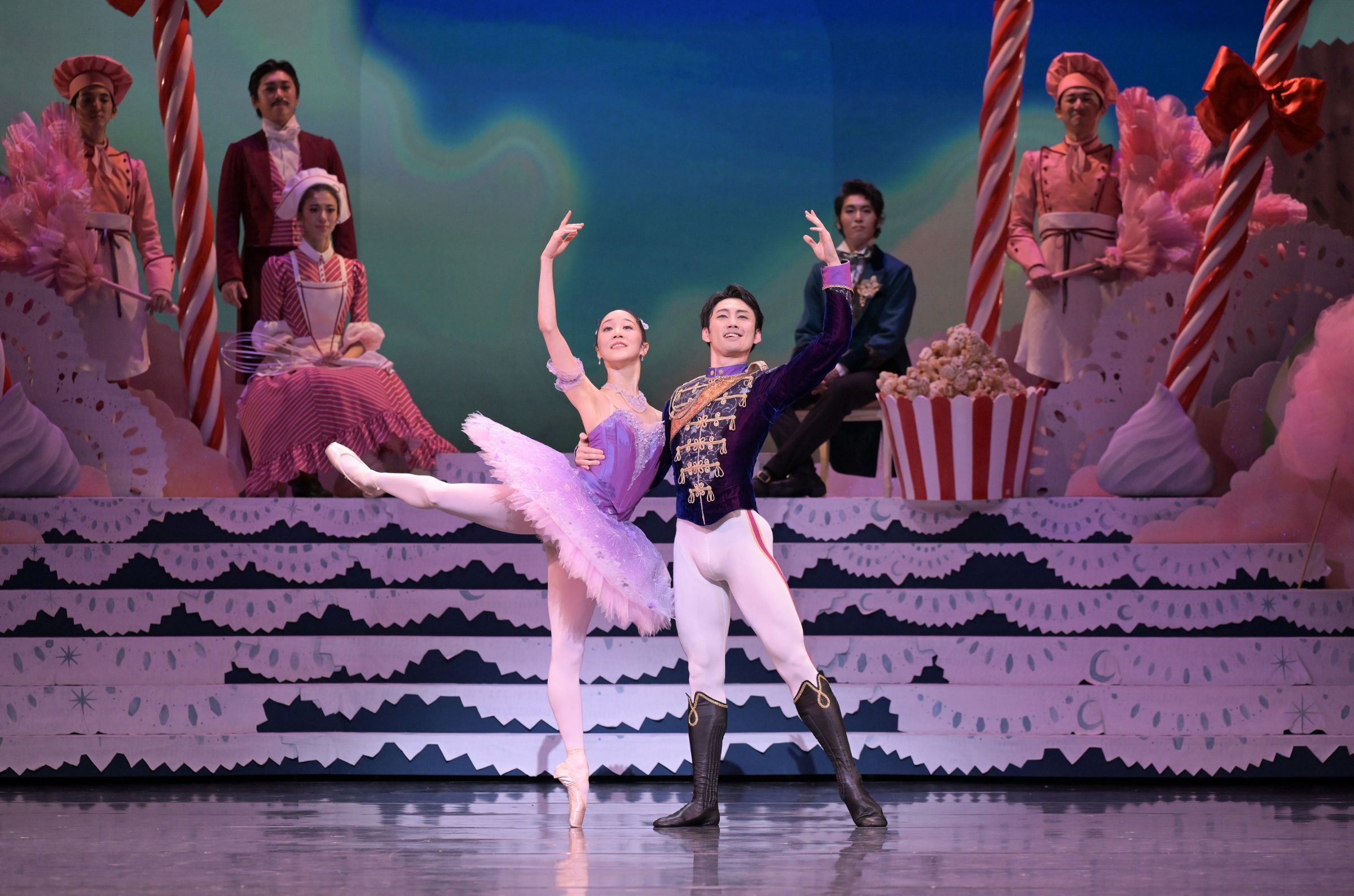 Yui Yonezawa as Sugar Plum Fairy and Takafumi Watanabe as Nutcracker Prince in <i>The Nutcracker</i> &copy; Takashi Shikama