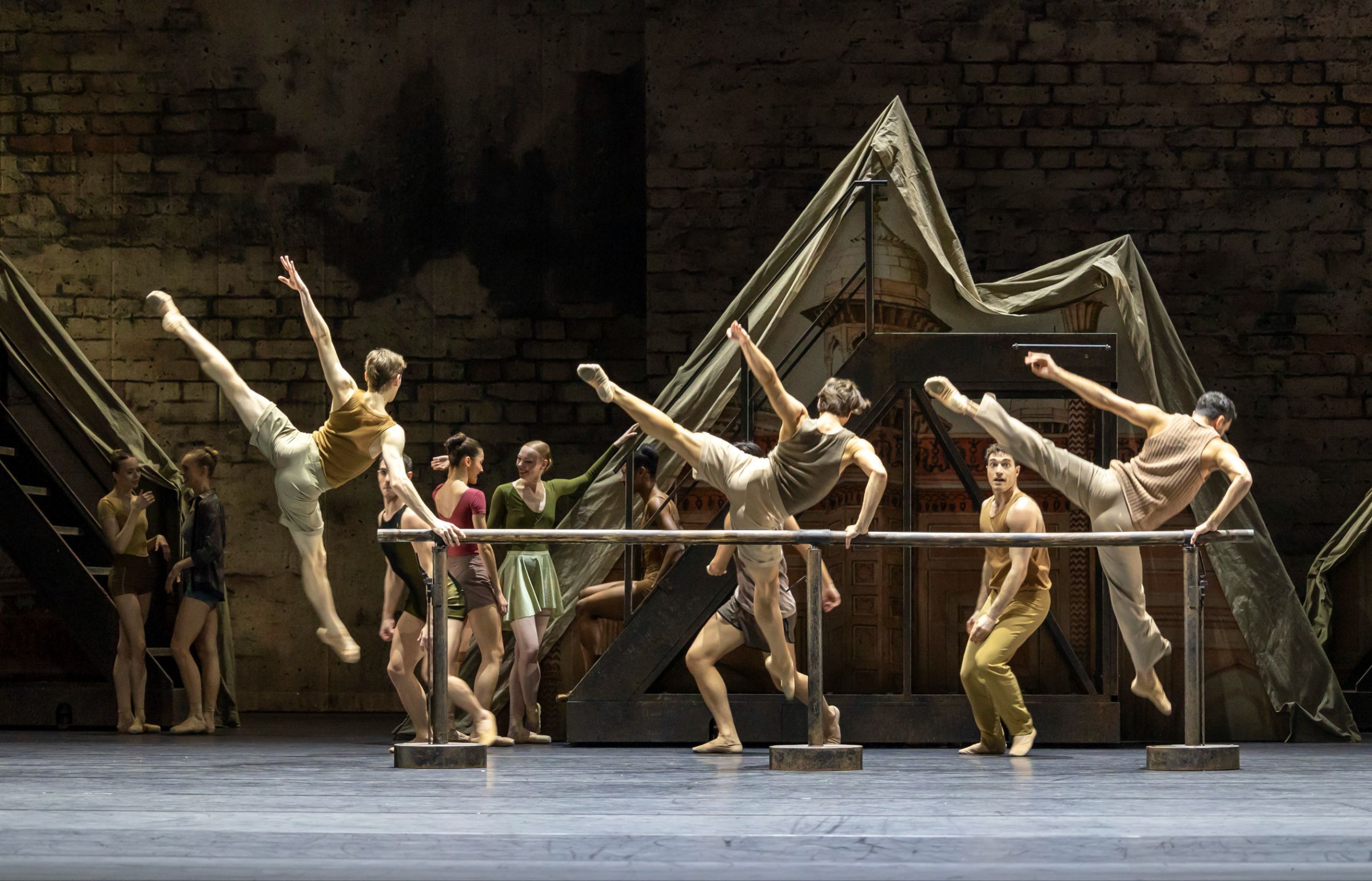 Les Ballets de Monte-Carlo in Jean-Christophe Maillot's <i>Ma Bayadère</i> &copy; Hans Gerritsen