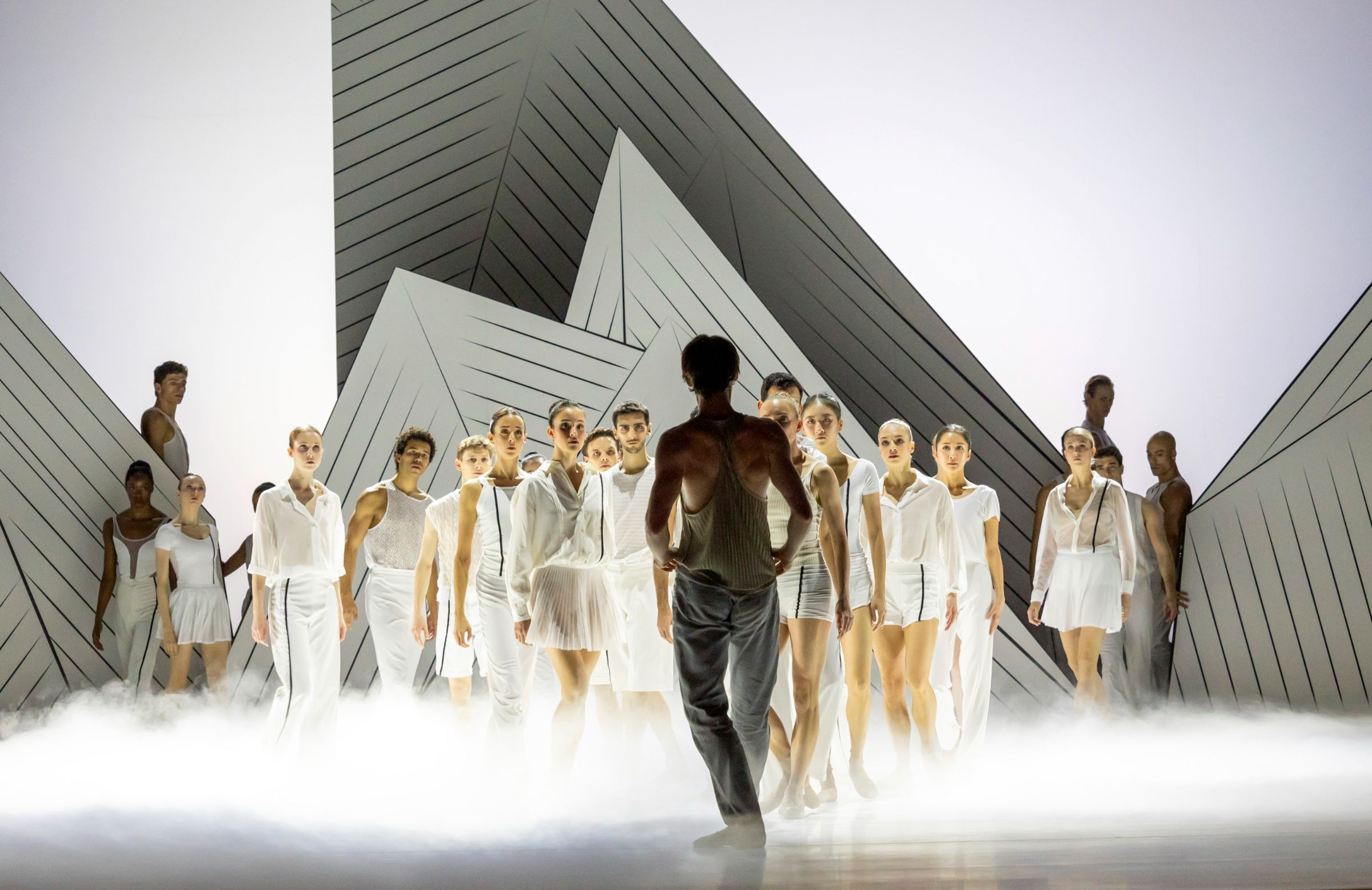 Les Ballets de Monte-Carlo in Jean-Christophe Maillot's <i>Ma Bayadère</i> &copy; Hans Gerritsen
