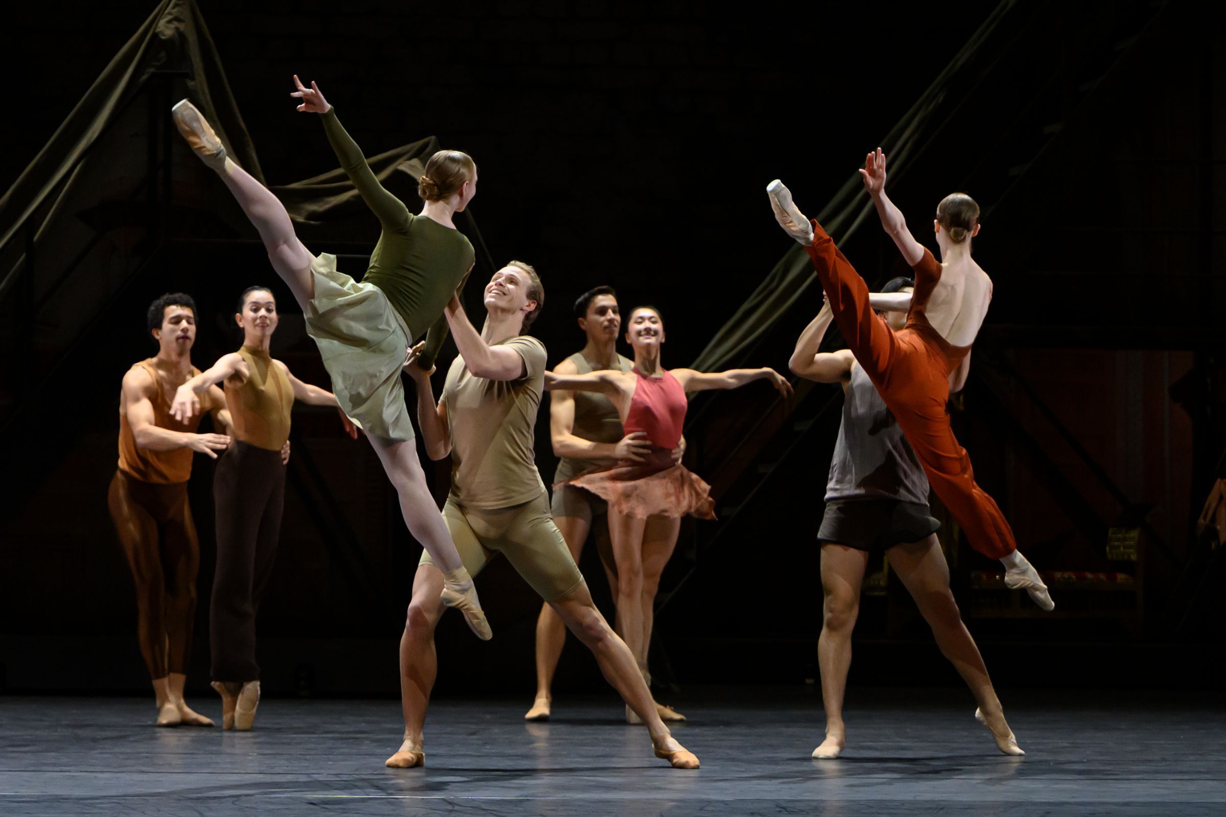 Les Ballets de Monte-Carlo in Jean-Christophe Maillot's <i>Ma Bayadère</i> &copy; Alice Blangero