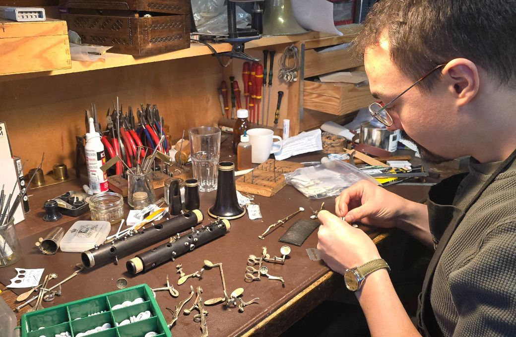 Lo&iuml;c Evrard au travail dans L'Atelier des Vents &copy; Thibault d'Hauthuille / Bachtrack