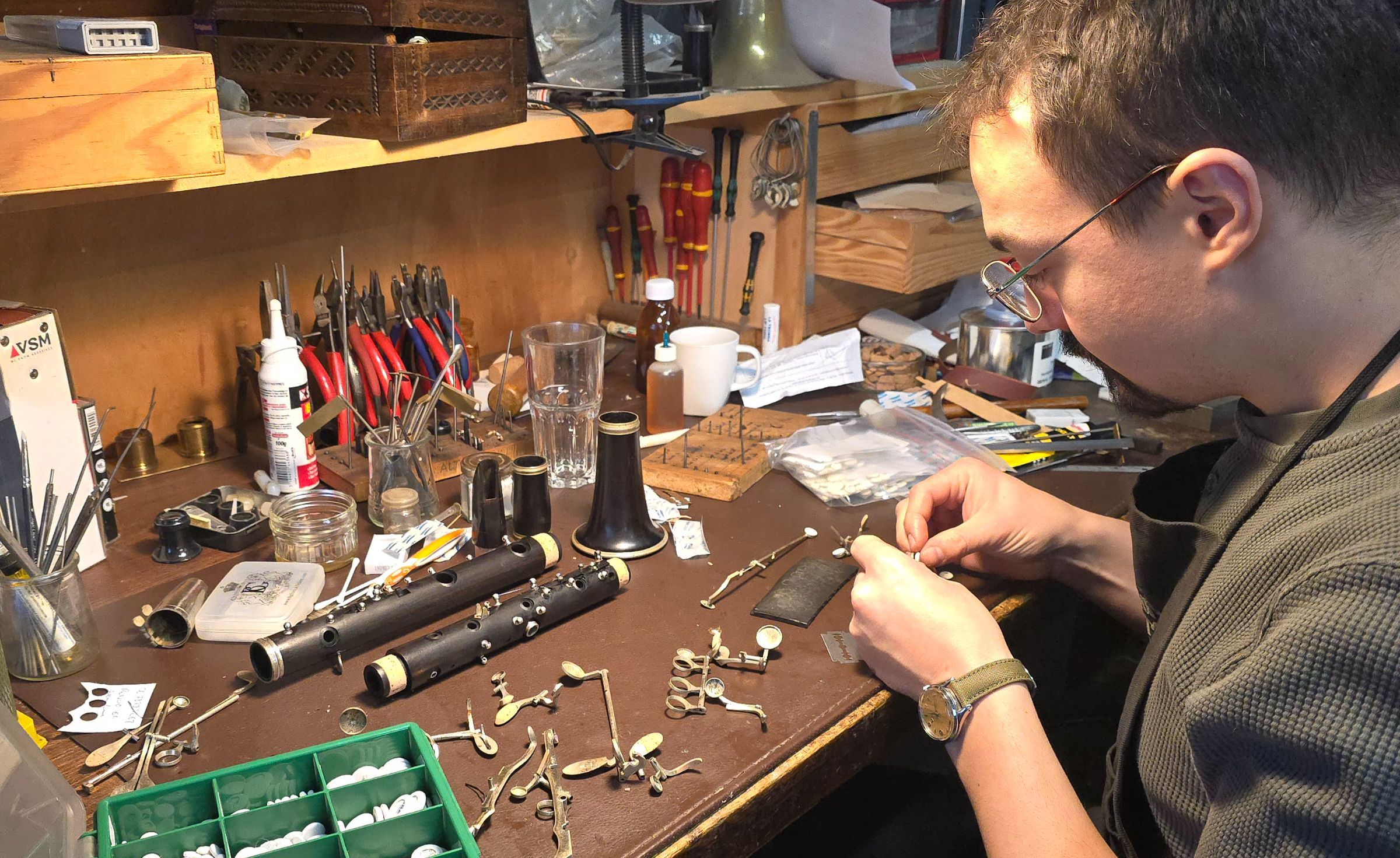 Loïc Evrard au travail dans L'Atelier des Vents &copy; Thibault d'Hauthuille / Bachtrack