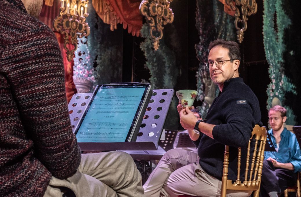 Leonardo García-Alarcón in rehearsal for <i>Les Dinos et l’Arche</i> © Charlotte Dekaise