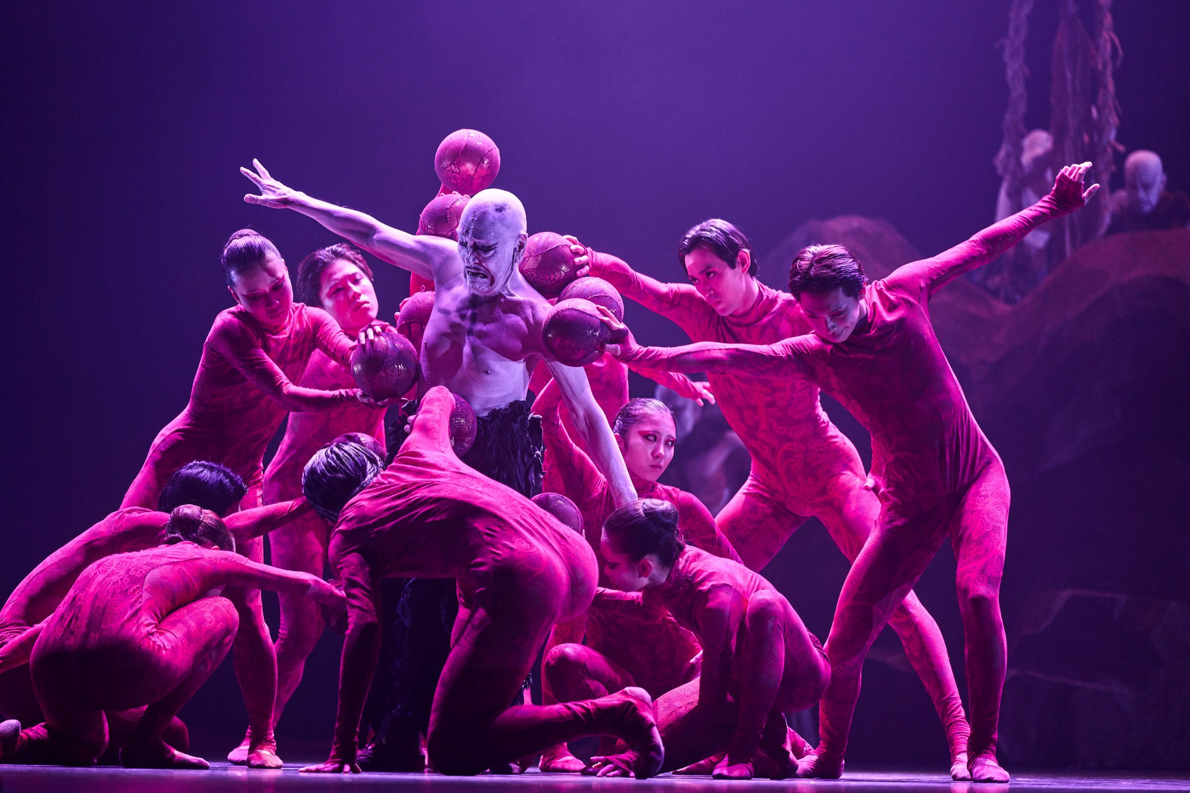 K-Ballet Opto and Akaji Maro as The Dead Man in <i>A Dance Remembered in Tohno</i> © Hajime Watanabe