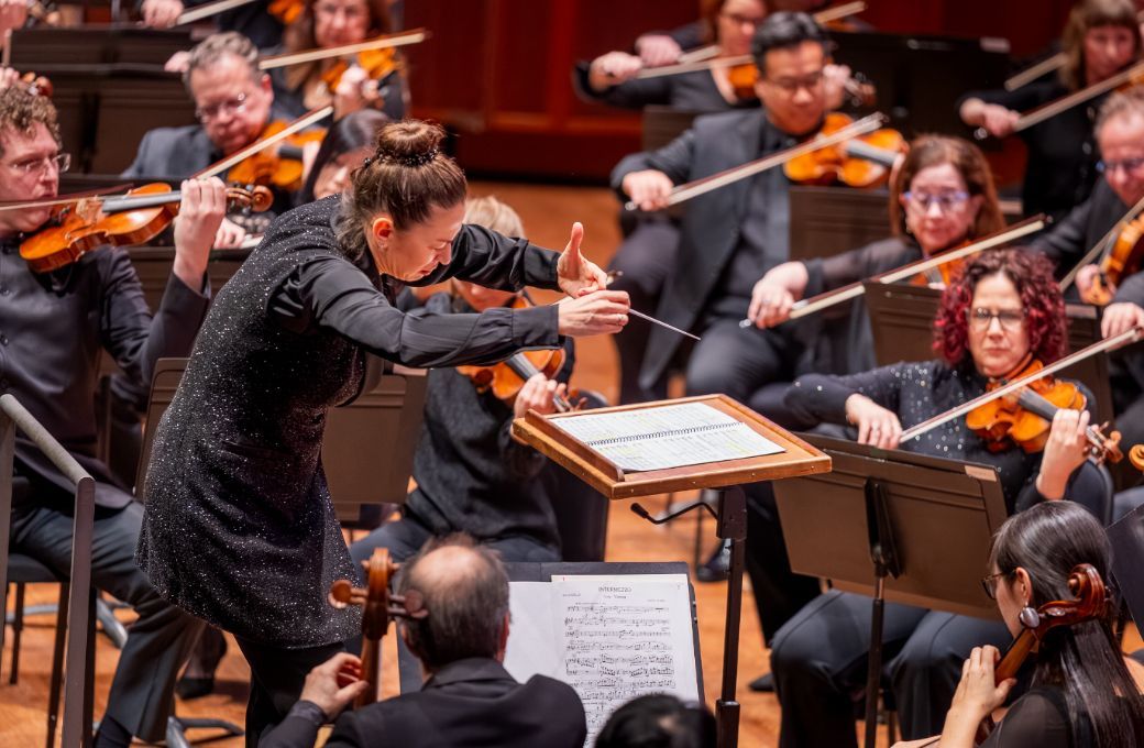Alevtina Ioffe conducts the Seattle Symphony © James Holt | Seattle Symphony