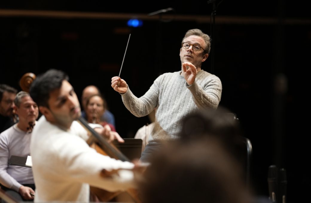 Daniel Harding (et Kian Soltani) pendant les r&eacute;p&eacute;titions de <i>Don Quichotte</i> &copy; Christophe Abramowitz / Radio France