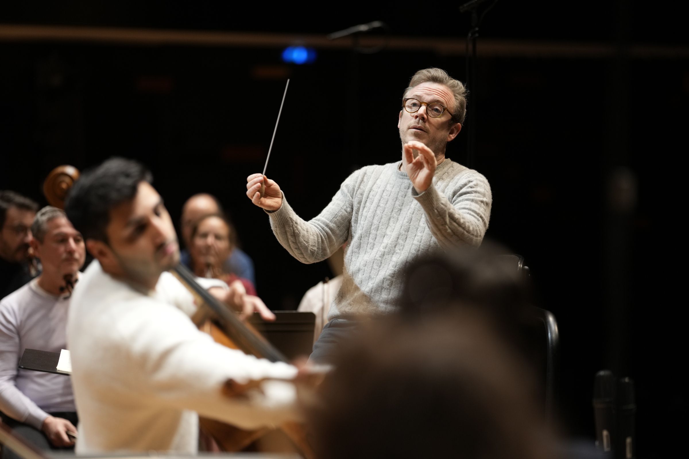 Daniel Harding (et Kian Soltani) pendant les répétitions de <i>Don Quichotte</i> &copy; Christophe Abramowitz / Radio France