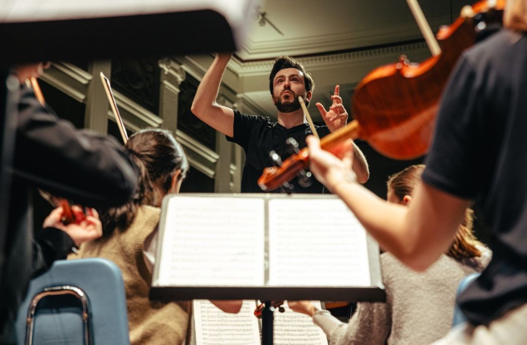 Martijn Dendievel in rehearsal with the Flanders Symphony Orchestra © Michiel Devijver
