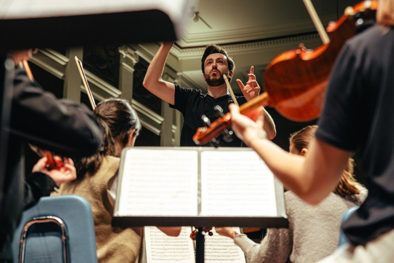 Martijn Dendievel in rehearsal with the Flanders Symphony Orchestra © Michiel Devijver