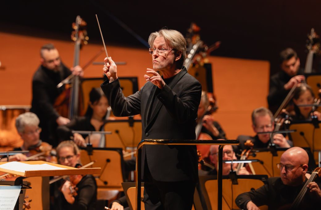 Esa-Pekka Salonen conducts the Los Angeles Philharmonic © Farah Sosa