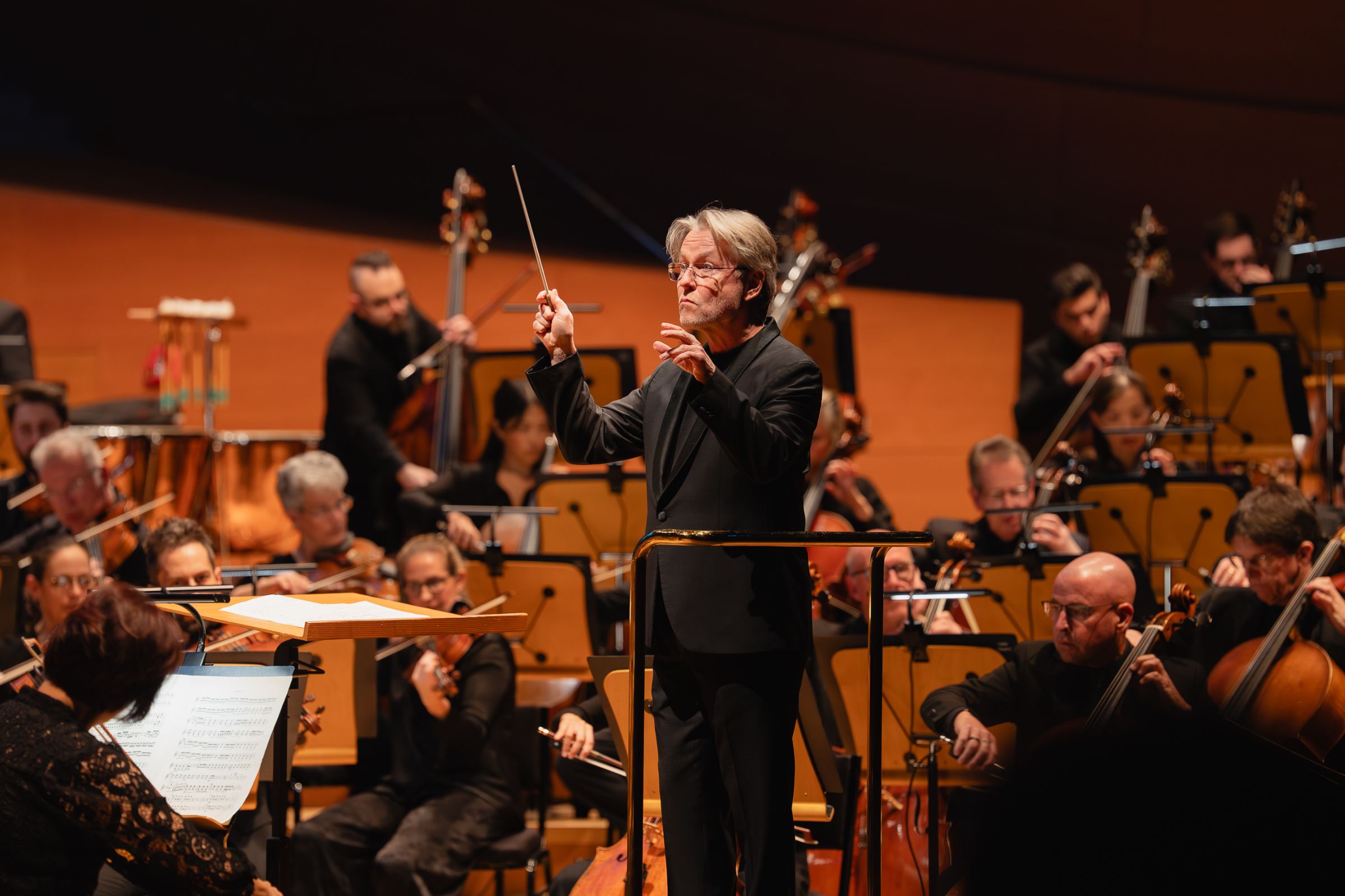 Esa-Pekka Salonen conducts the Los Angeles Philharmonic © Farah Sosa