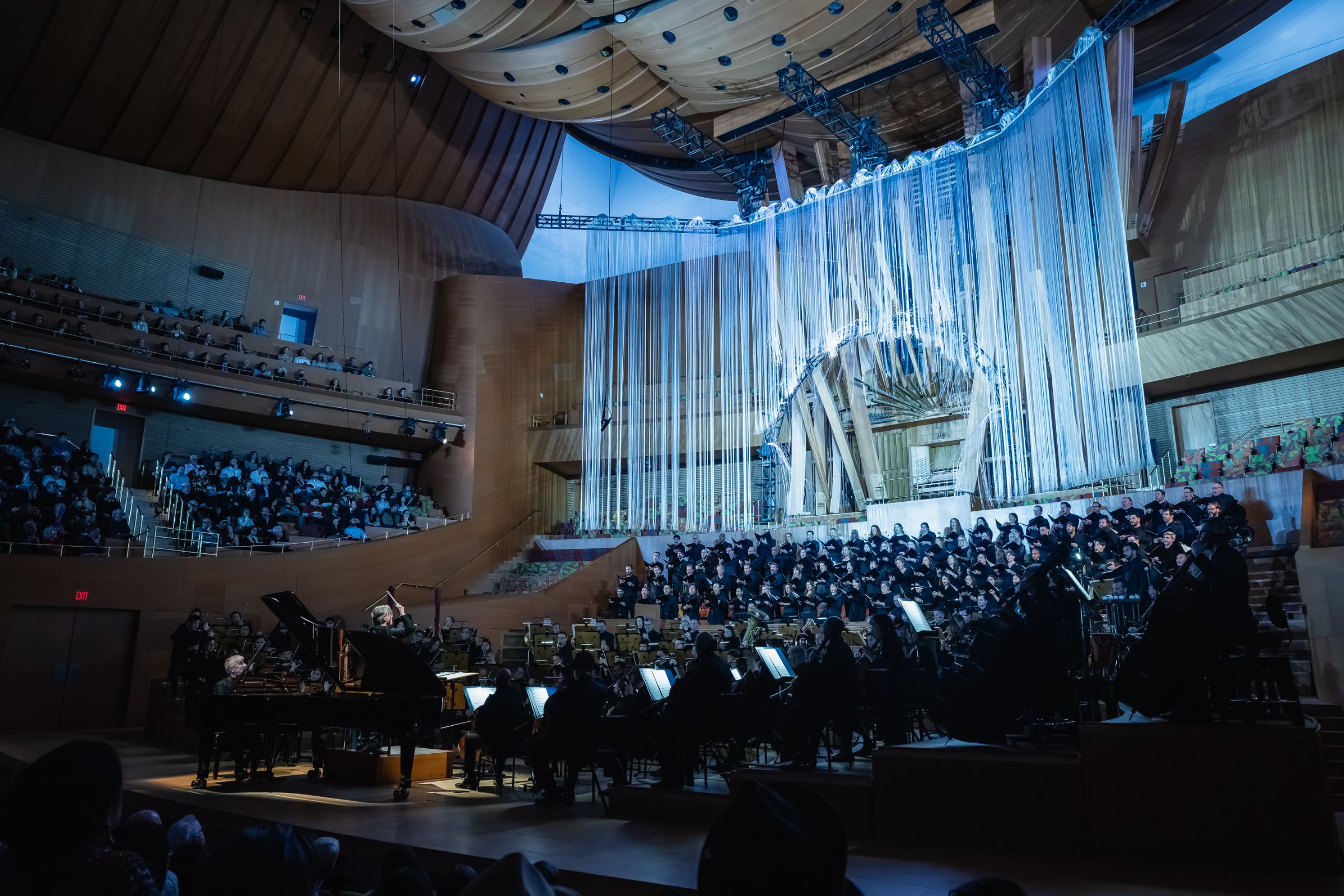 The Los Angeles Philharmonic perform <i>Prometheus, Poem of Fire</i> © Farah Sosa