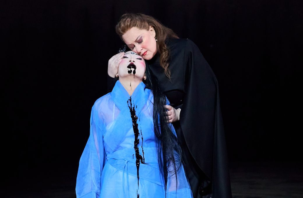 Hoyori Maruo (Lou-Ling) and Rebecca Nash (Turandot) &copy; Keith Saunders