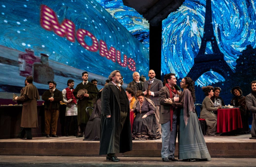 Ensemble and chorus at the Caf&eacute; Momus &copy; Fabrizio Sansoni | Teatro dell'Opera di Roma