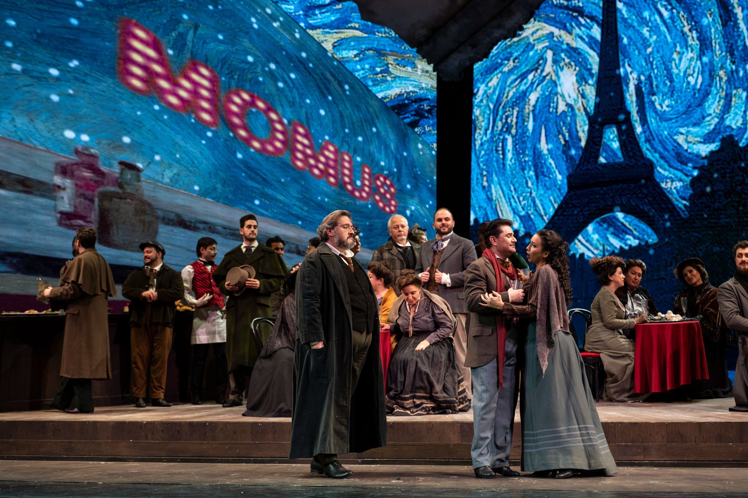 Ensemble and chorus at the Café Momus &copy; Fabrizio Sansoni | Teatro dell'Opera di Roma