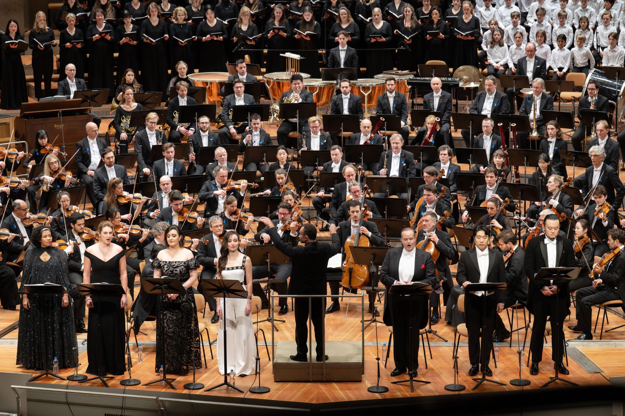 Kirill Petrenko dirigiert Mahlers Achte Symphonie &copy; Monika Rittershaus