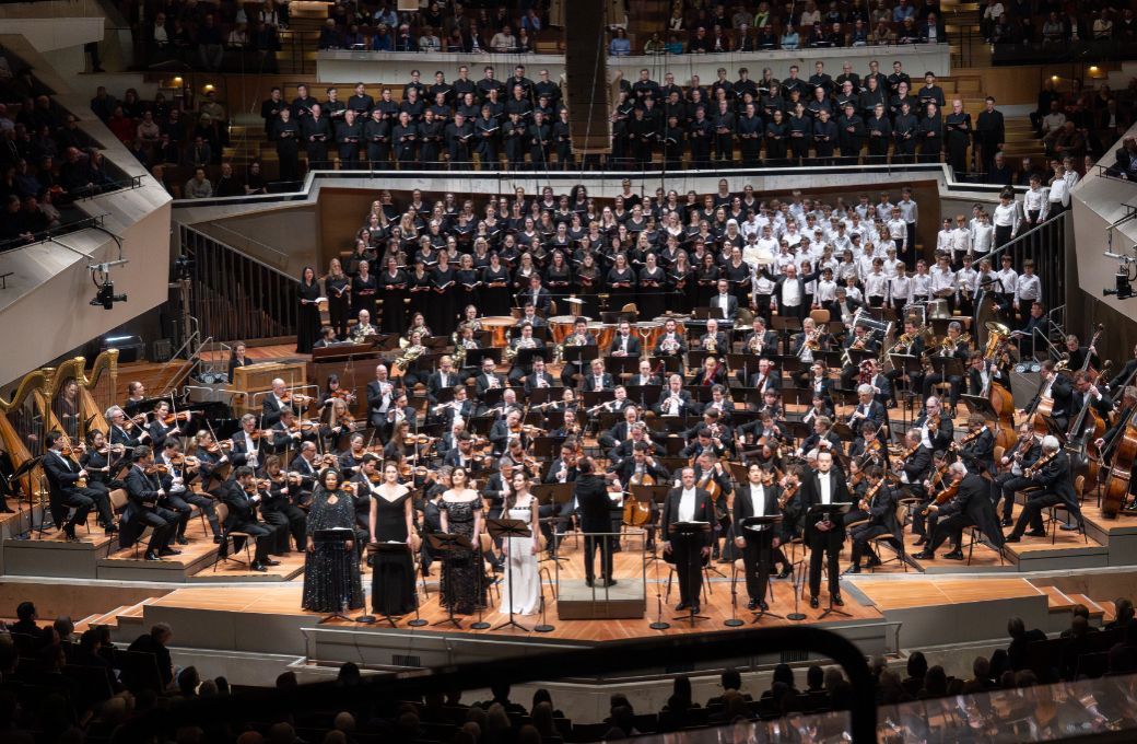 Kirill Petrenko dirigiert Mahlers Achte Symphonie &copy; Monika Rittershaus