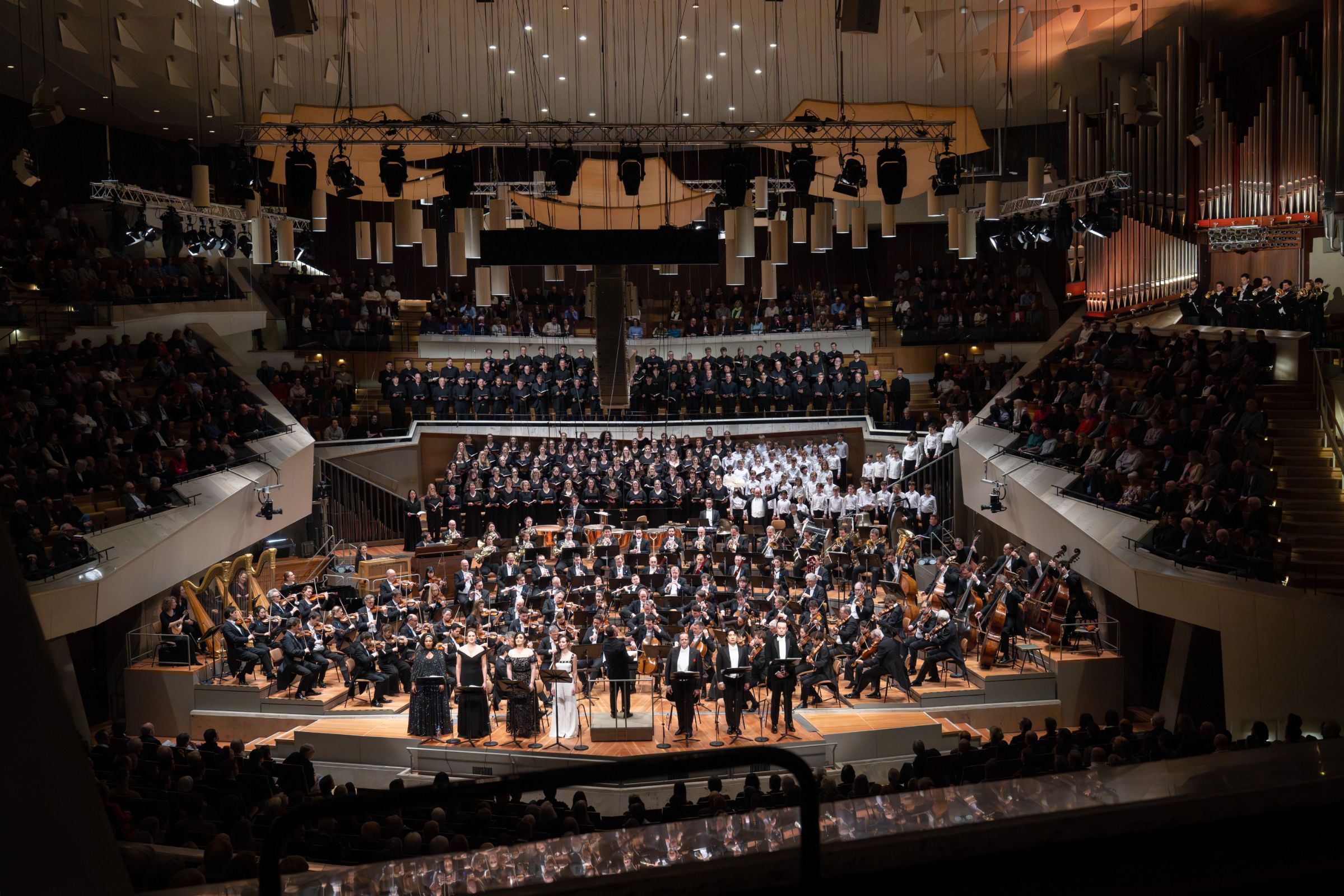 Kirill Petrenko dirigiert Mahlers Achte Symphonie &copy; Monika Rittershaus