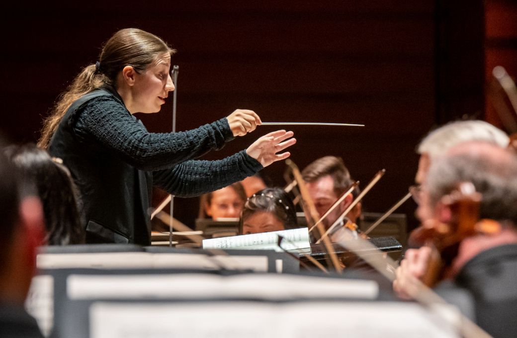 Dalia Stasevska conducts the Philadelphia Orchestra © Jessica Griffin