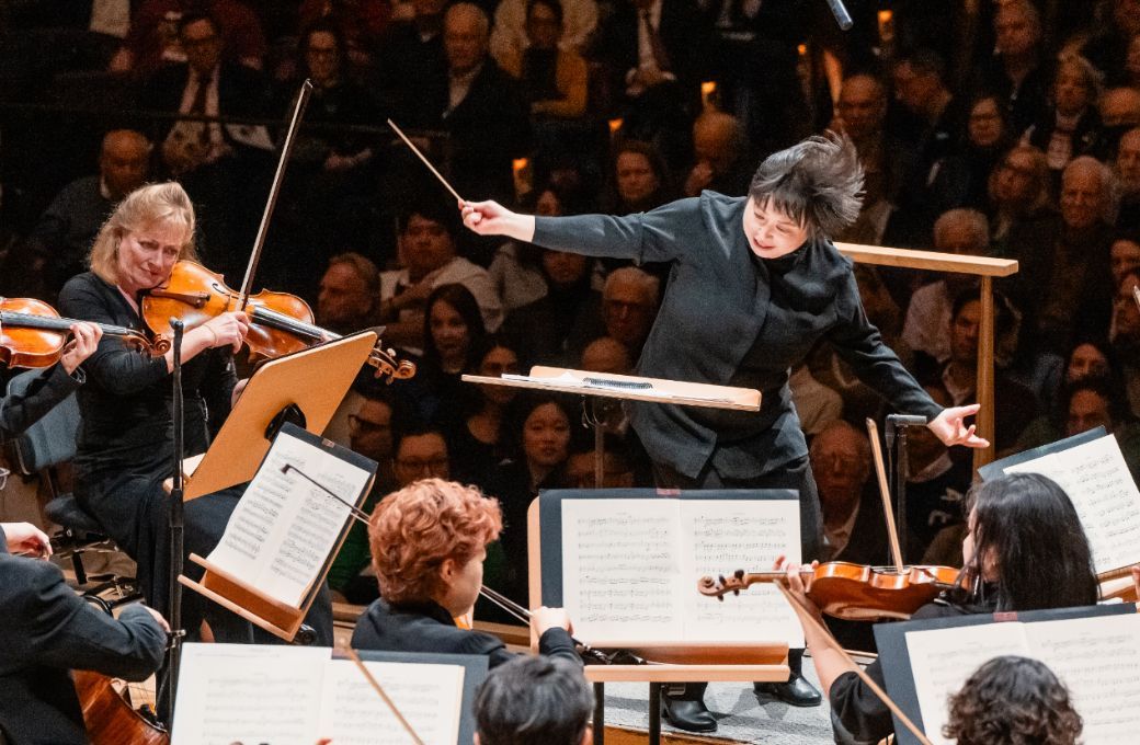 Xian Zhang conducts the New York Philharmonic &copy; Brandon Patoc