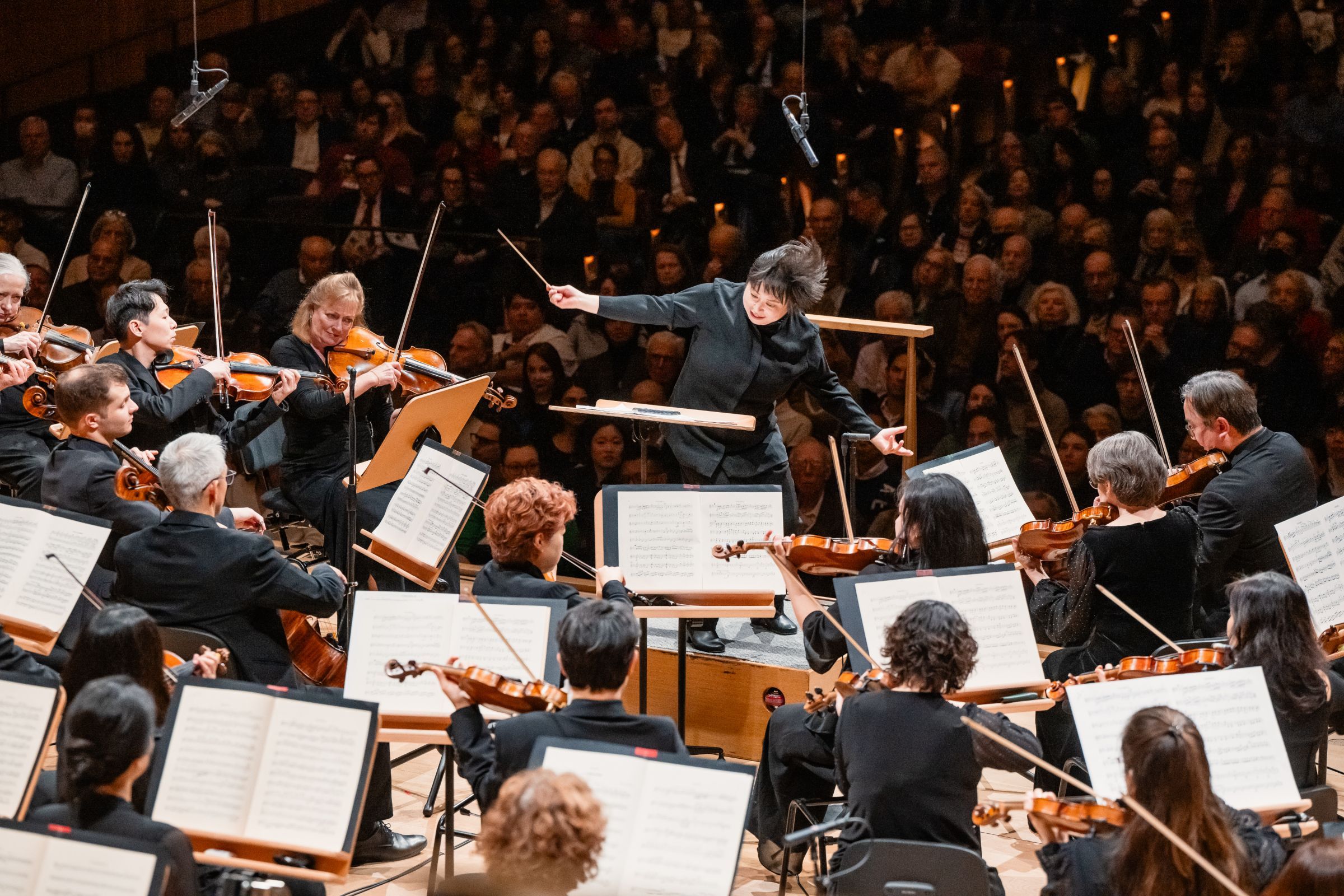 Xian Zhang conducts the New York Philharmonic &copy; Brandon Patoc