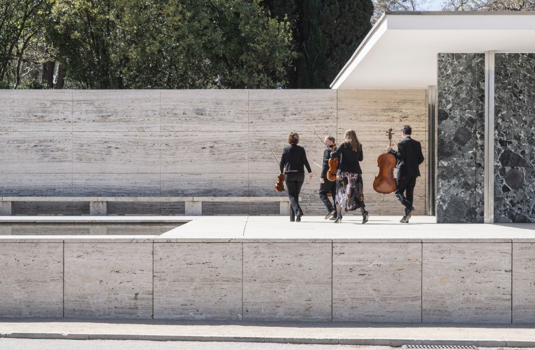 Musicians at the Mies van de Rohe Pavillion © Barcelona Obertura