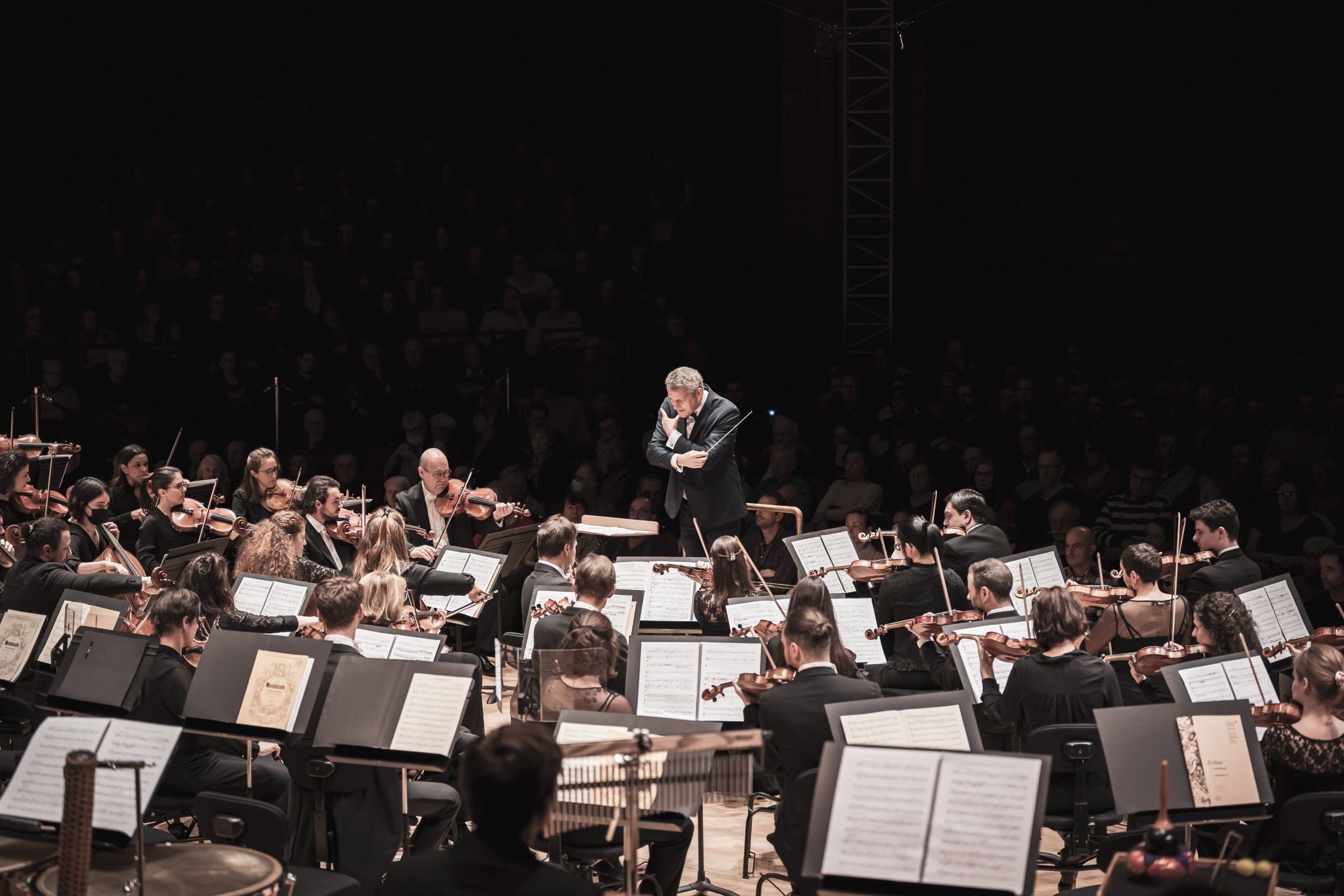 Markus Poschner dirige l'Orchestre National du Capitole de Toulouse à la Halle aux grains © Romain Alcaraz