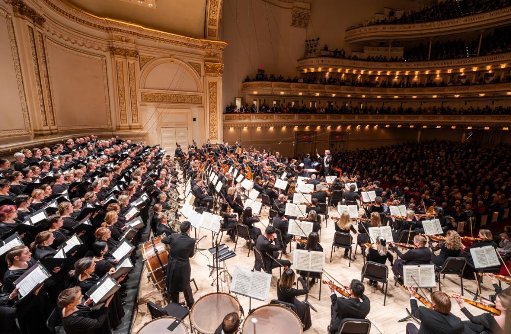 Franz Welser-M&ouml;st conducts The Cleveland Orchestra and Chorus &copy; Chris Lee