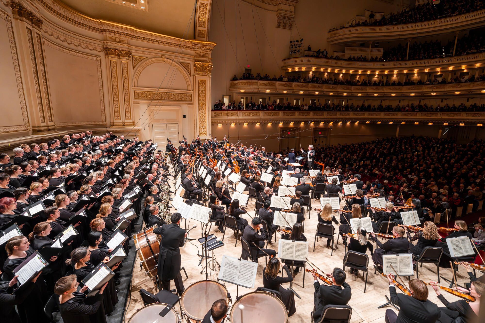 Franz Welser-Möst conducts The Cleveland Orchestra and Chorus &copy; Chris Lee