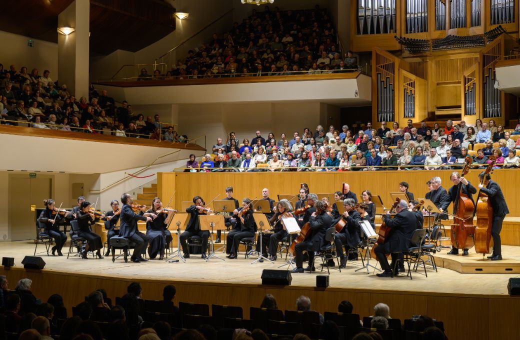 Giovanni Guzzo dirige desde el viol&iacute;n a la Camerata Salzburgo &copy; Rafa Mart&iacute;n | La Filarm&oacute;nica