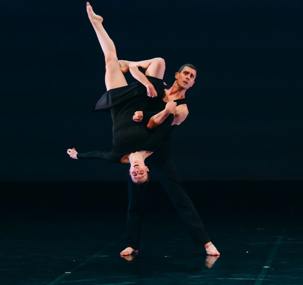 Eileih Muir and Jonathan Goddard in Robert Cohan's <i>Lacrymosa</i> &copy; Jimmy Parratt