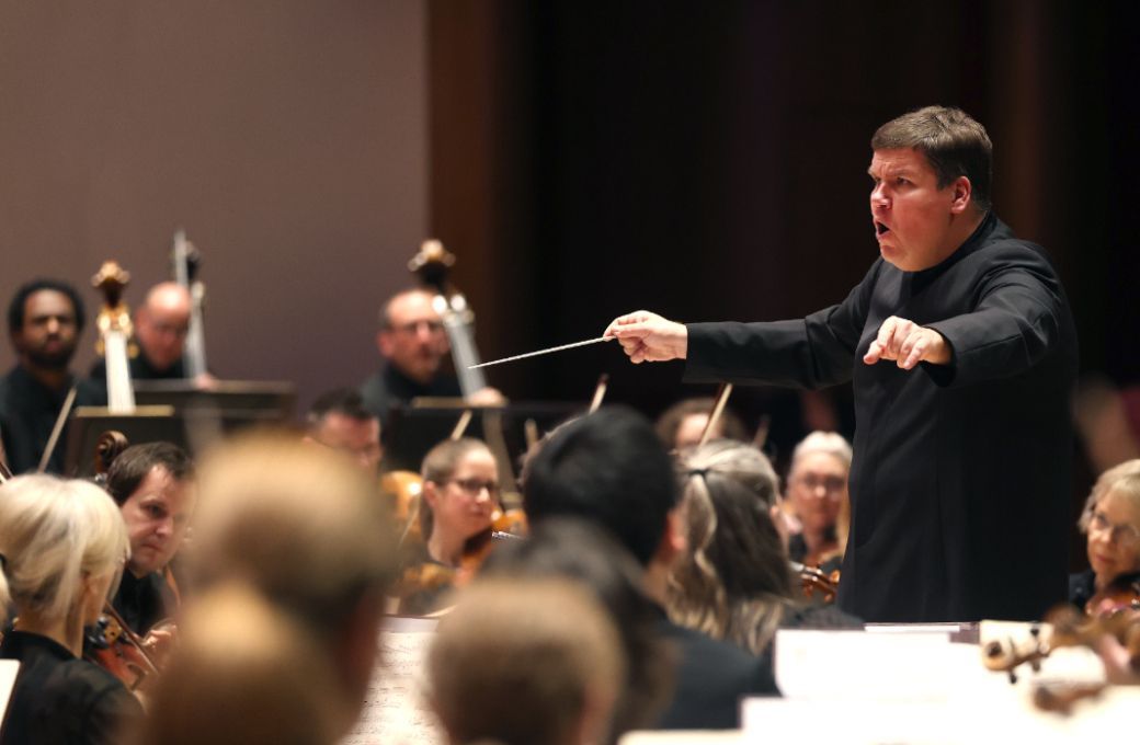 Andris Poga conducts the Royal Liverpool Philharmonic Orchestra © Gareth Jones