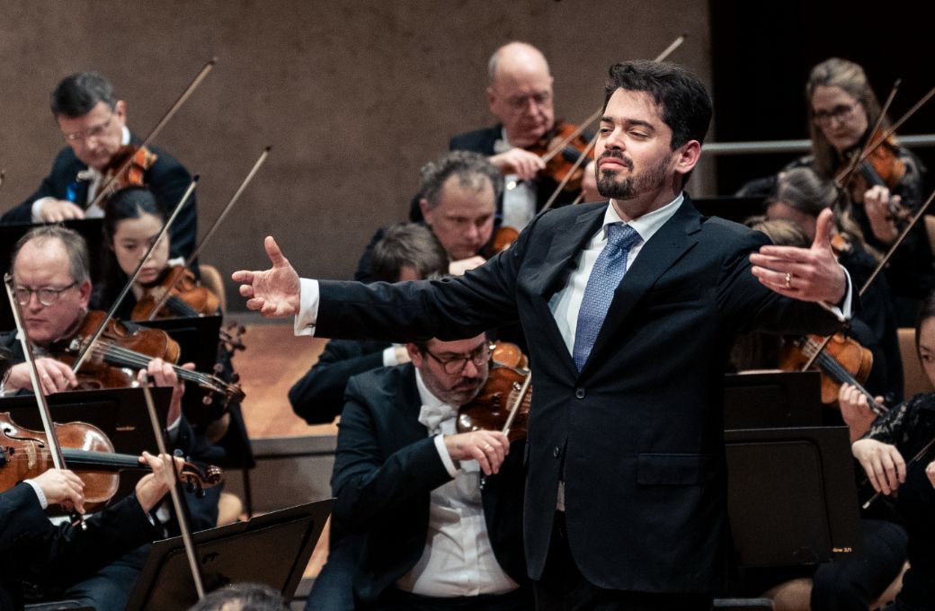 Lahav Shani dirigiert die Berliner Philharmoniker &copy; Lena Laine