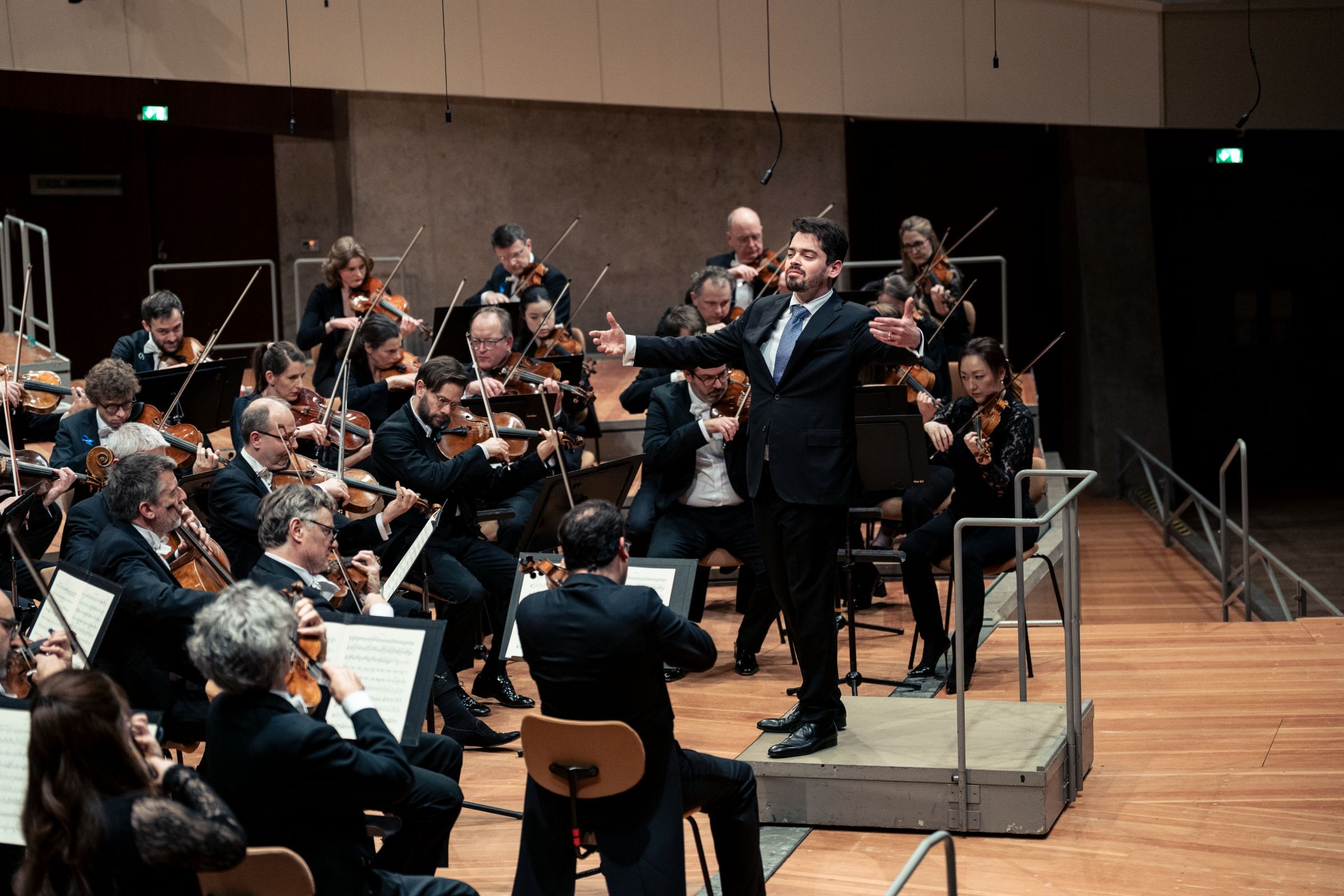 Lahav Shani dirigiert die Berliner Philharmoniker © Lena Laine