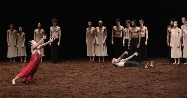 Towa Iwase and Opera Ballet Vlaanderen in Pina Bausch's <i>Le Sacre du printemps</i> © PhileDeprez