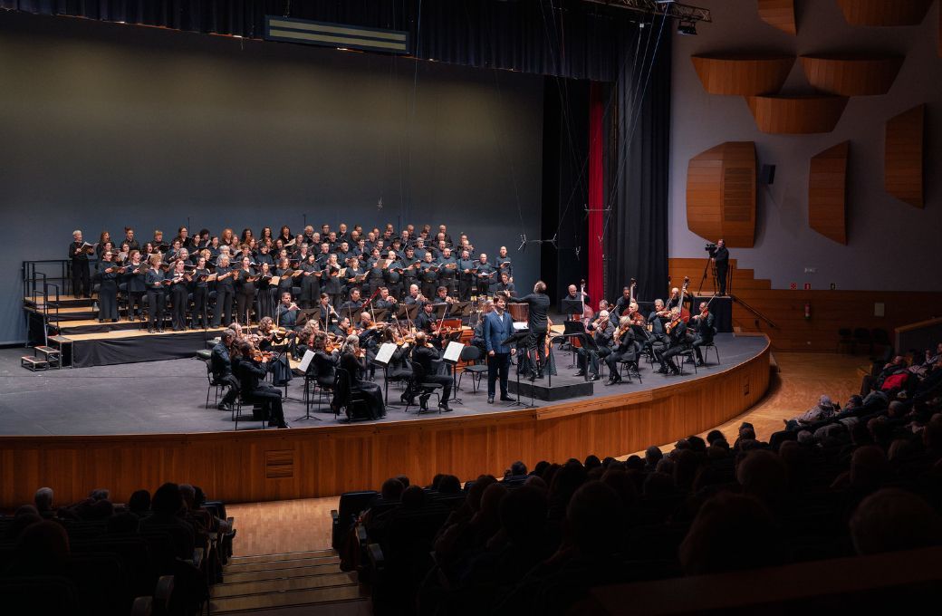 Lucas L&oacute;pez, Carlos Mena en la direcci&oacute;n, y el Coro y la Orquesta Sinf&oacute;nica de Galicia &copy; Orquesta Sinf&oacute;nica de Galicia