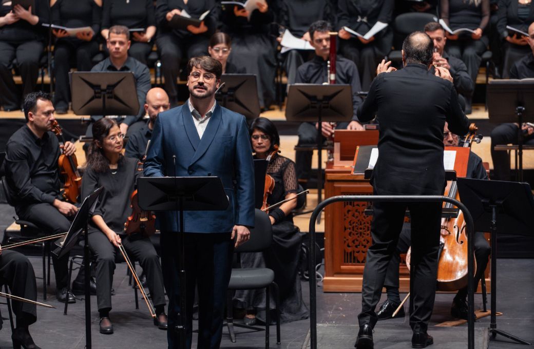Lucas L&oacute;pez junto a la OSG con Carlos Mena en la direcci&oacute;n &copy; Orquesta Sinf&oacute;nica de Galicia