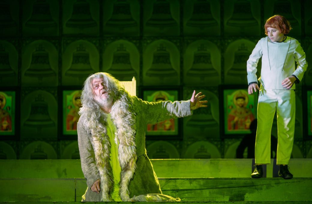 Sir Bryn Terfel (Boris Godunov) and Robert Berry-Roe (Fyodor) &copy; The Royal Opera | Mihaela Bodlovic