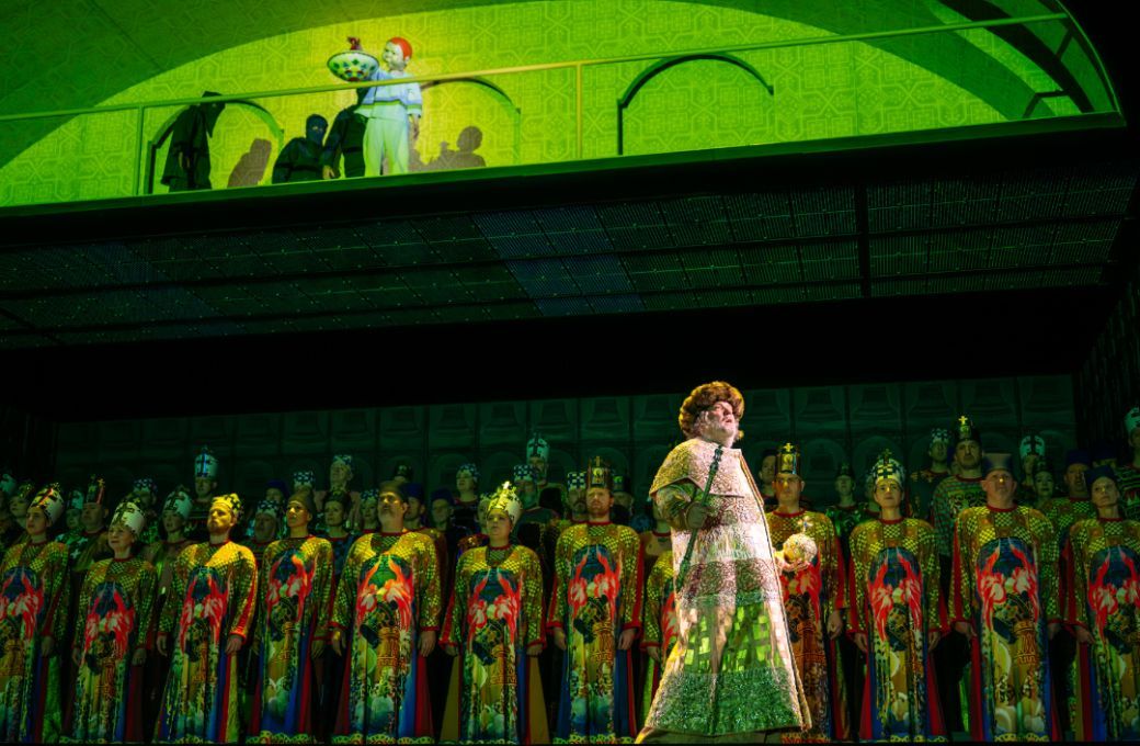 Sir Bryn Terfel (Boris Godunov) and the Royal Opera Chrous &copy; The Royal Opera | Mihaela Bodlovic