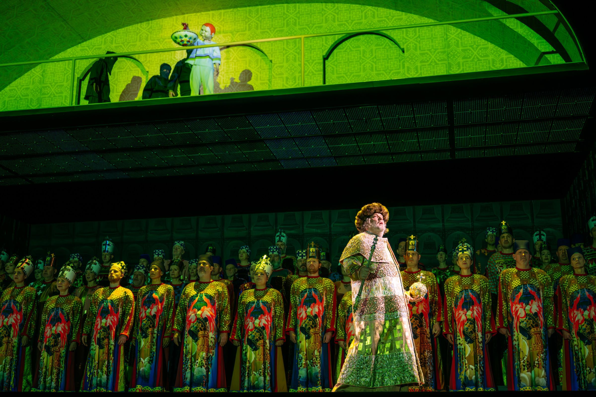 Sir Bryn Terfel (Boris Godunov) and the Royal Opera Chrous &copy; The Royal Opera | Mihaela Bodlovic