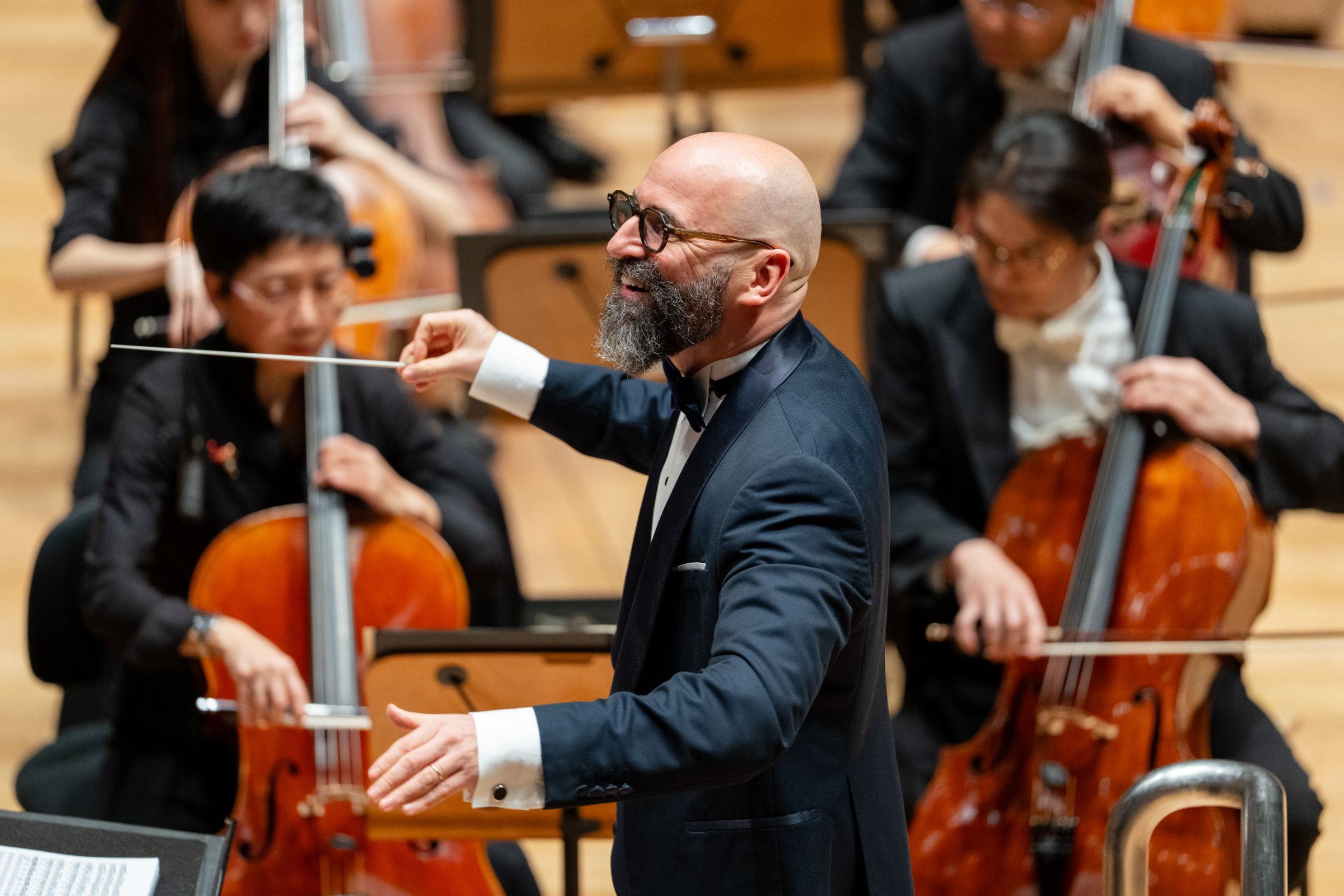 Pierre Bleuse conducts the Singapore Symphony Orchestra © Yoricko Liu | Singapore Symphony Orchestra