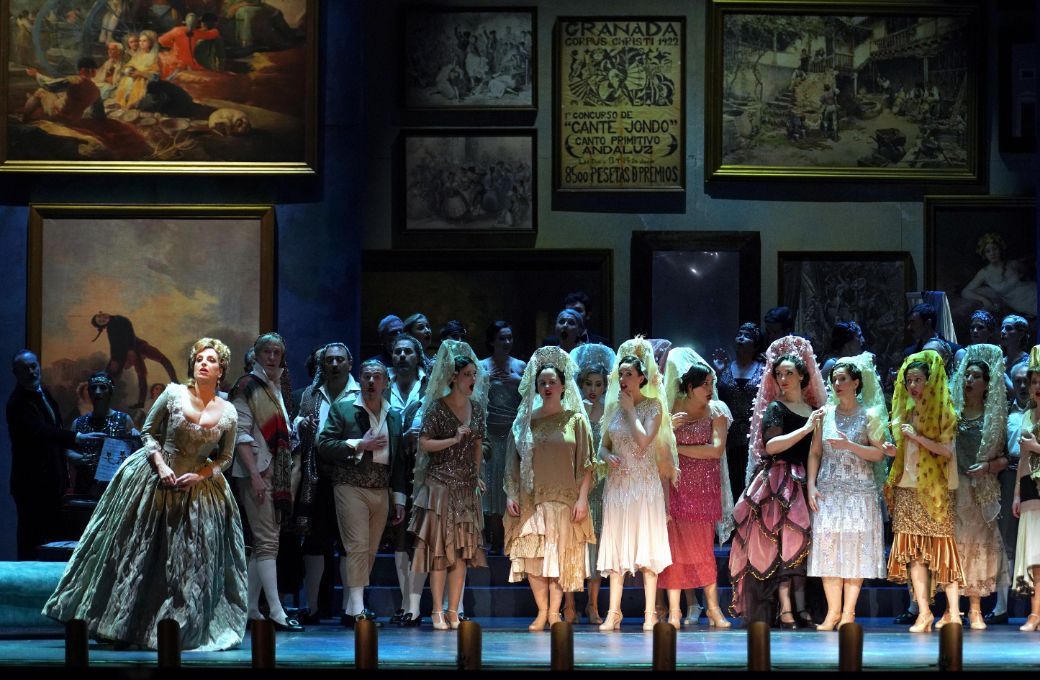 Raquel Lojendio (Rosario) y el Coro del Teatro de la Zarzuela en <i>Goyescas</i> &copy; Elena del Real | Teatro de la Zarzuela