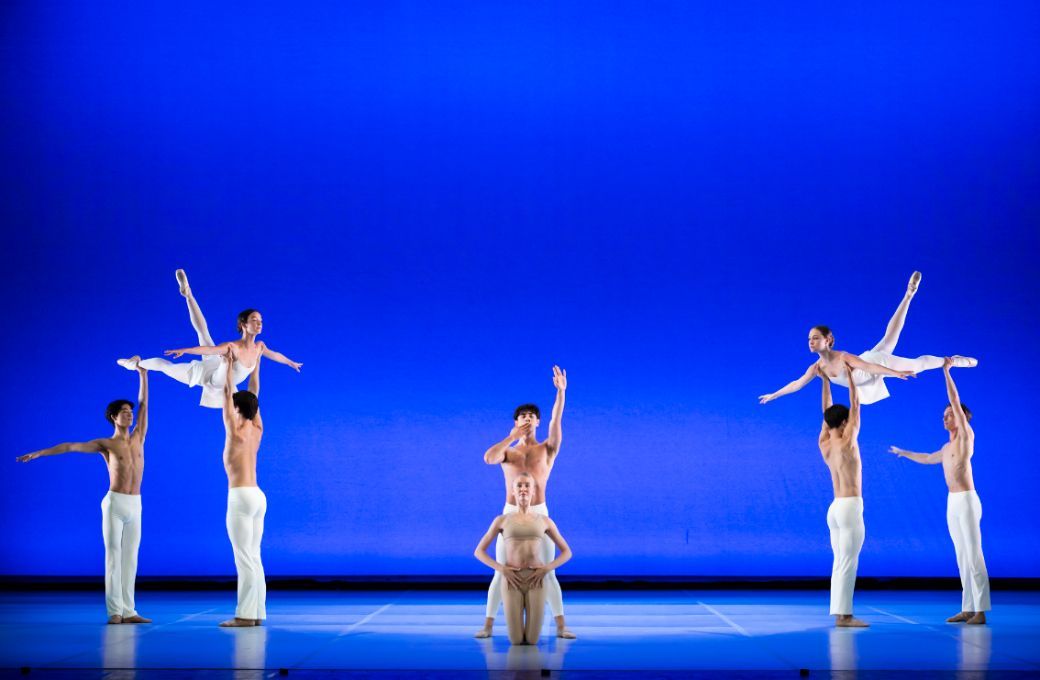 Paris Opera Junior Ballet in Maurice B&eacute;jart's <i>Cantata 51</i> &copy; Julien Benhamou